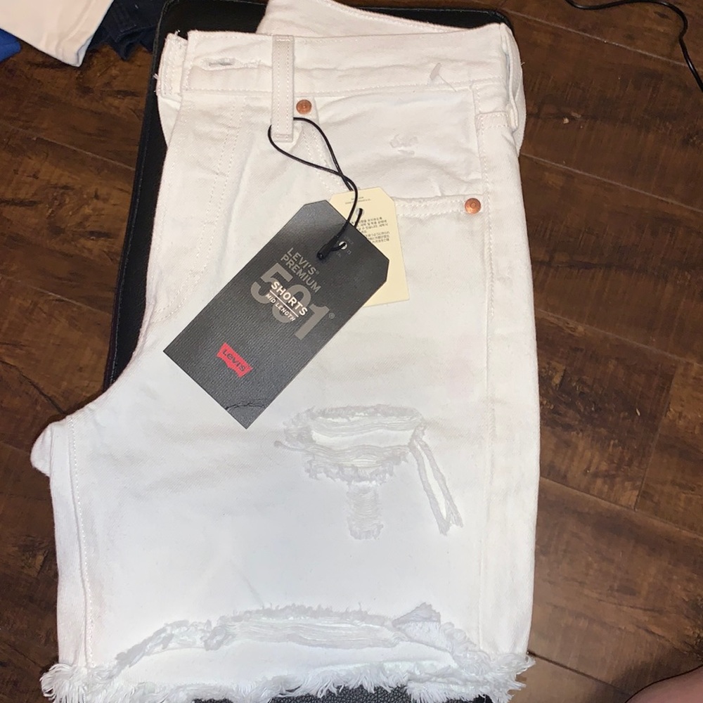 NWT Mid length 501 Levi shorts